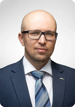 При перегреве нарушается работа префронтальной коры мозга — именно она отвечает за самоконтроль, эмпатию и способность делать паузу перед реакцией. Организм начинает сражаться за выживание, а не за диалог. Гормональный фон смещается: растёт уровень кортизола, падает дофамин. Мы перестаём получать удовольствие от общения, но зато быстрее закипаем. И вот вы уже не понимаете, почему вы вместе. Хотя ещё недавно хотели быть ближе.