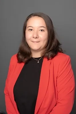 С наступлением жаркого сезона проблема неприятного запаха тела обостряется. Это связано не с самим потоотделением, которое является естественным механизмом терморегуляции, а с активностью кожной микробиоты. Апокринные железы выделяют пот, богатый липидами и белками, которые становятся субстратом для бактерий рода Corynebacterium и Staphylococcus.