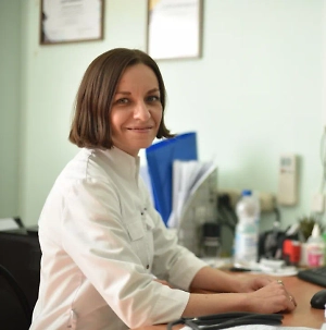 Пиво обладает выраженным мочегонным эффектом. Алкоголь, содержащийся в пиве, подавляет выработку вазопрессина — гормона, регулирующего реабсорбцию воды в почках. Это приводит к увеличению мочеиспускания и, как следствие, к обезвоживанию организма. Вместо утоления жажды пиво парадоксально приводит к её усилению.