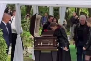 «Ты не увидишь, как я стану врачом»: Дочери Старовойта обратились к нему на похоронах