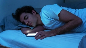 Мобильная тень на вашей подушке: Вся правда, почему радиоактивный смартфон — не лучший сосед для сна