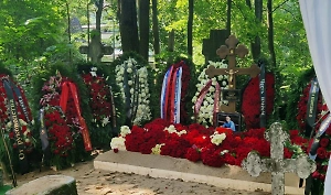 Куча венков и крест: Life.ru публикует фото утопающей в цветах могилы Старовойта