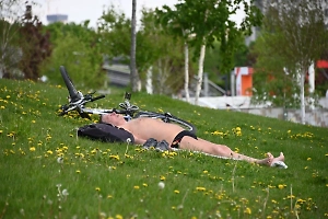 Москвичи заполонили Мещерский пляж, спасаясь от 35-градусной жары