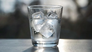 Невидимая угроза: Эксперт рассказала о главной опасности льда из магазина