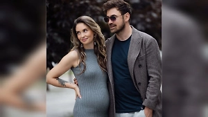 «Хочу наряжаться»: Муцениеце намекнула на пол ребёнка