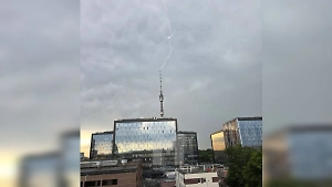Эпичные кадры: Во время ливня в Москве молния несколько раз попала в Останкинскую башню