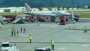 Леденящие душу кадры: Появилось видео из аэропорта, где мужчину затянуло в двигатель самолёта
