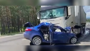 Легковушка врезалась в большегрузы в Приангарье, унеся три жизни