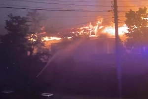 В ЛНР сотрудники МЧС ликвидируют крупный пожар в жилом доме