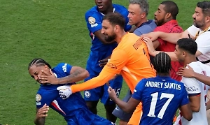 Тренер ПСЖ Луис Энрике дал пощёчину игроку Челси Жоао Педро после финала КЧМ