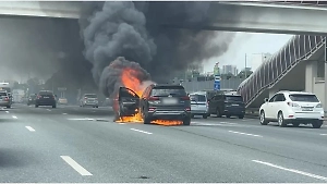 Иномарка загорелась на ходу и взорвалась в Москве
