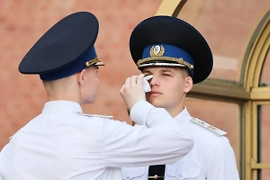 Своих в жару не бросаем: У стен Кремля сняли на видео трогательную сцену с почётным караулом