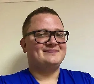 Когда выбираете обувь, необходимо достать стельку, поставить на неё стопу и оценить, насколько стопа находится в пределах стельки. В местах, где стопа свисает, будет возникать давление — чаще в переднем отделе с узким носком. Это приводит к развитию поперечного плоскостопия, натоптышей, молоткообразной деформации пальцев, отклонению первого пальца стопы наружу, образованию болезненных шишек и невром.