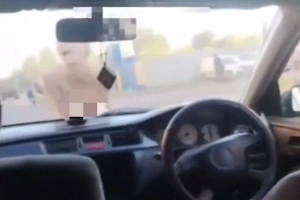 OnlyFans по-русски: Голая девушка устроила стриптиз на капоте машины в Мурино