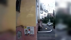 Отец успел спасти себя и детей, буквально убегая от падающих обломков дома в Саратове