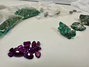 В аэропорту Домодедово пресекли контрабанду самоцветов на миллионы рублей