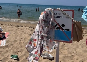 «Опасно? Не слышали!» Туристы сделали вешалку из знака и купаются в «мазутном» море в Анапе