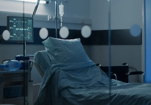 Пожилой мужчина ранен в живот и стопу после удара дрона ВСУ по курскому приграничью