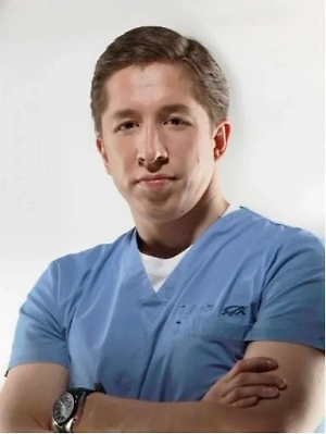 Для синдрома смартфонной шеи характерны такие симптомы, как: хроническая боль в шее, головные боли, онемение верхних конечностей, ограничение подвижности, нарушения сна, усталость.