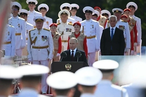 Доклады адмиралов и стрельбы: Путин прибыл в Петербург в День ВМФ