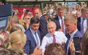 Путин пообщался с петербуржцами на Дворцовой площади