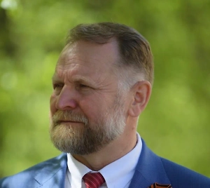 Это будет маленький праздник раз в месяц для детей, если кто-то из родителей не пойдёт на работу и останется с ними. Родители должны в любом случае находить время общаться с детьми, даже если они сильно уставшие. И не по 10 минут в день. Мне кажется, перед нормальным родителем такой проблемы вообще не стоит. Он найдёт время для общения и воспитания своих детей. Лишь бы сами родители использовали этот день во благо, а не злоупотребляли.