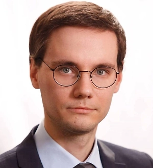 Всё зависит от того, какие сервисы ИИ будет использовать сервер. Российские варианты — гарантированно раскроют по судебному решению все ваши запросы и полученные ответы, а также загруженные материалы.