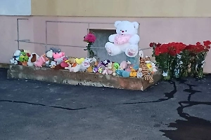 Стихийный мемориал устроили жители Саратова у дома, где произошёл взрыв газа