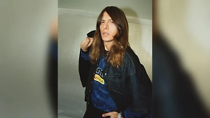 Для офиса не совсем подходит спортивная обувь, особенно светлых оттенков и ярких цветных моделей. Светлые кроссовки или кеды, выполненные в ярких или разноцветных тонах, выглядят слишком неформально и могут создавать впечатление недосмотра в деловом стиле. Микс цветов, например, разноцветные кроссовки или кеды с яркими вставками, считается недопустимым в офисной обстановке.