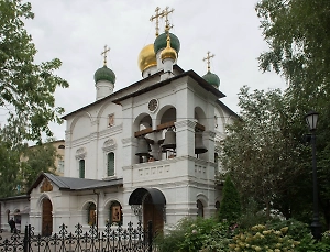 «За святой водичкой‎»: Трансгендеры* явились в Сретенский монастырь в мини и обозвали батюшку сатаной