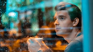 Психологи раскрыли правду, почему мужчины тоскуют по тем, кого сами бросили, — и это не любовь
