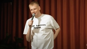 Комик Слава Комиссаренко предложил зрителю на своём концерте выстрелить в глаз Лукашенко