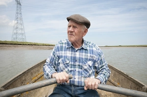 Украинский дрон атаковал 50-летнего волонтёра на лодке в Курской области