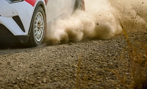 Российских водителей предупредили: даже ночной дрифтинг на пустых парковках грозит уголовкой