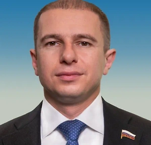 Но это наша русская земля, мы её никому никогда не отдадим, за эту землю наши предки гибли, проливали очень много крови, и наш долг — сохранить каждый миллиметр русской земли. То же самое касается и островов, о которых данный офицер говорит.