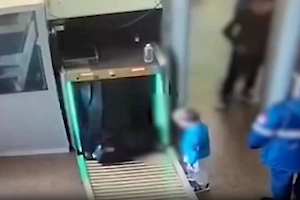 Маленького мальчика затянуло в аппарат для досмотра на вокзале в Петербурге