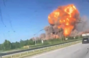 Взрыв в Житомире попал на камеру и разбил лобовое стекло оператора