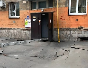 Грунт обвалился под стеной дома-«пенсионера» в Красноярске, объявлен режим ЧС