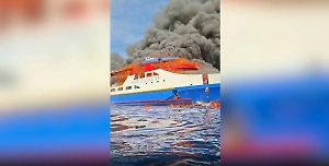 Дым и паника: На видео сняли ад на горящем пароме с 280 пассажирами у берегов Индонезии