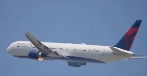 Кружил над аэропортом: Шокированный очевидец снял на видео самолёт с горящим двигателем