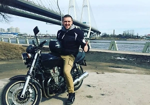 Экс-тромбонист The Hatters Рулёв насмерть разбился на мотоцикле вместе с женой