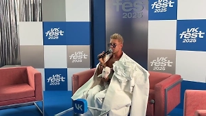 «Может прикусить»: Митя Фомин пришёл на VK Fest с милой «блондинкой» за пазухой