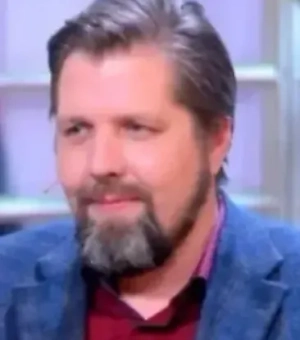 Поэтому совет для прогулок в дождливые дни обычный: сократить время прогулок, не допускать намокания. Можно использовать дождевички, пледики и так далее, чтобы можно было собачку обтереть, ботиночки и прочую атрибутику. Да, это хлопотно, может быть, одевать собачку, но это для её здоровья.