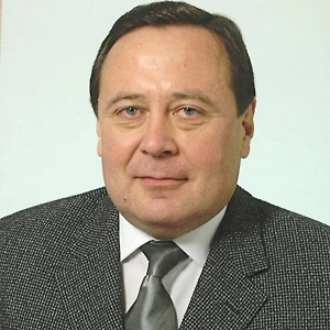 Vibrio — это одни из бактерий, вибриона. Их много видов, но к самым вот известным относятся холерные. Это так называемые галофильные навибрионы, то есть солелюбивые, которые могут жить в морской воде. Сейчас вода тёплая, но им нужно много органических веществ. Поэтому если там много купающихся, которые, так сказать, необязательно ходят в туалет на берег, то вот там будет такая для вибрио-бактерий питательная среда. Тёплая вода, мелкое место и много органических питательных веществ — хорошая среда для размножения Vibrio.