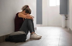 Уборщица нашла тело убитого младенца в мусорке хостела, 16-летняя мать сбежала