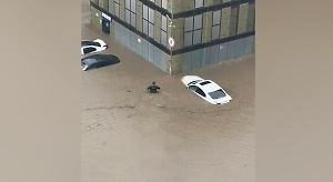 В Москве мойка, автосервис и несколько машин ушли под воду из-за ливня