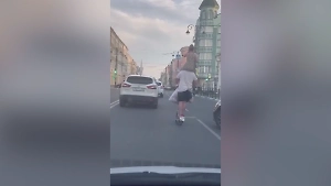 Почти даблдекер: На российских дорогах заметили первого «двухэтажного» самокатчика