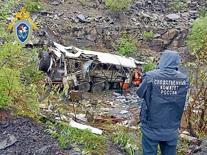 СК возбудил дело после гибели 13 человек в ДТП с вахтовым автобусом в Якутии