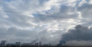 Чёрные столбы дыма до сих пор вздымаются в небо Киева на месте ночных «‎ударов возмездия»