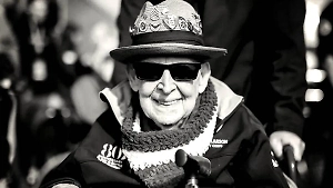 В США в 102 года умер ветеран Нормандии и звезда TikTok Папа Джейк Ларсон 